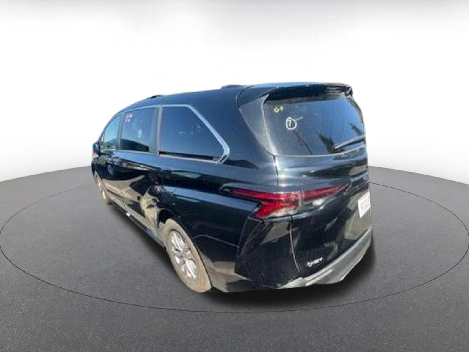 Used 2025 Toyota Sienna XLE FWD image 4
