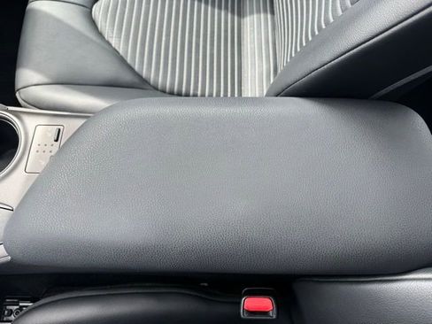 Used 2021 Toyota Camry SE w/ Cold Weather Package image 19