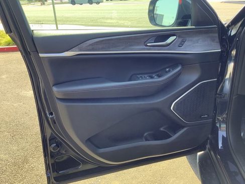 Used 2024 Jeep Grand Cherokee L Limited w/ Luxury Tech Group II image 9