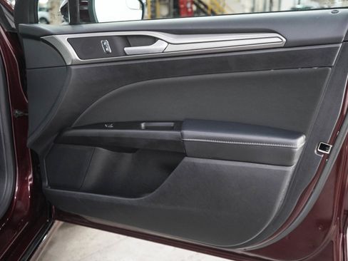 Used 2017 Ford Fusion SE FWD image 9