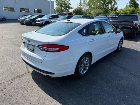 Used 2017 Ford Fusion SE w/ Fusion SE Technology Package FWD image 3