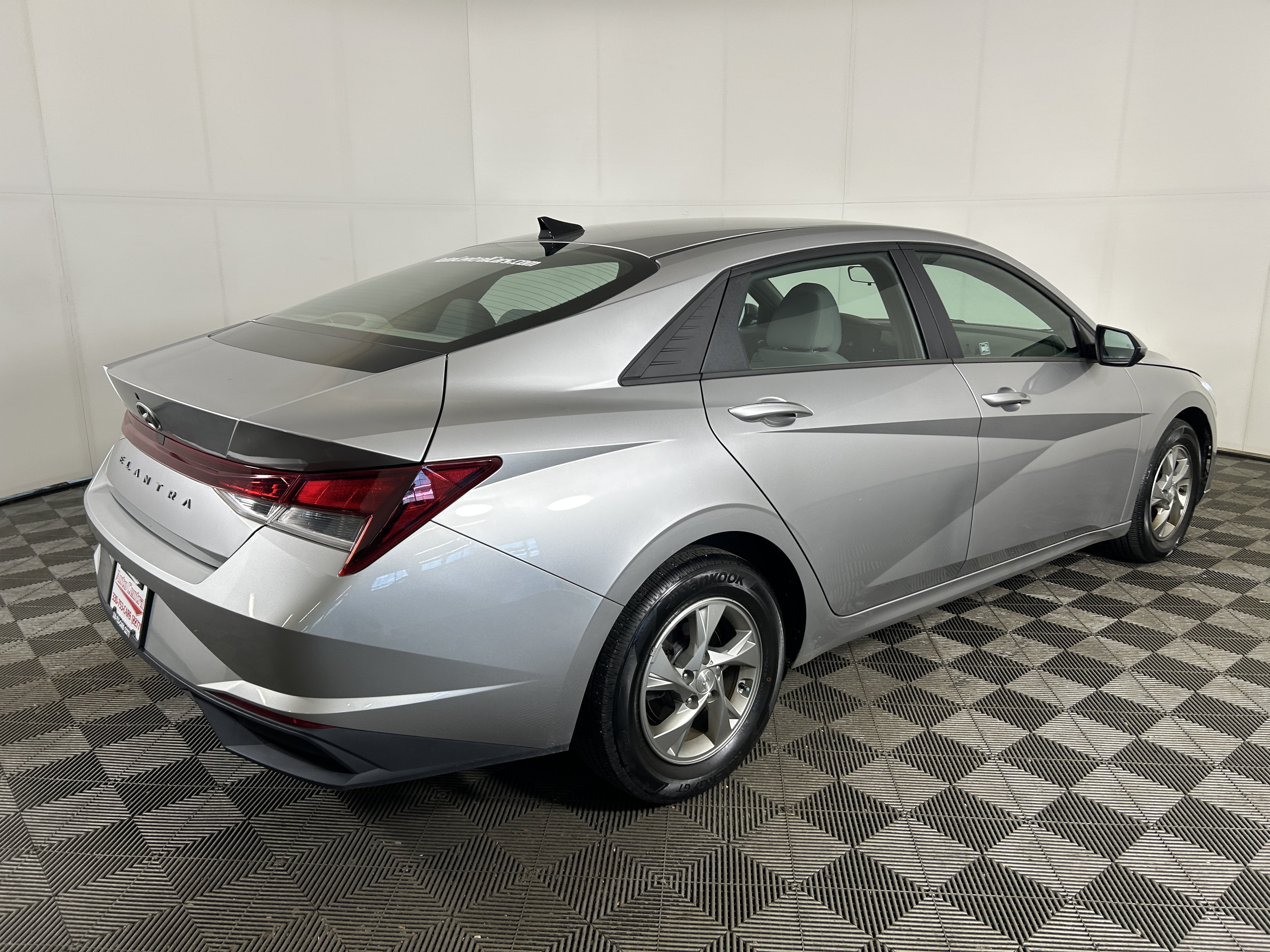 Used 2021 Hyundai Elantra SE FWD image 5
