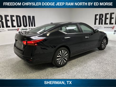 Used 2024 Nissan Altima 2.5 SV image 4