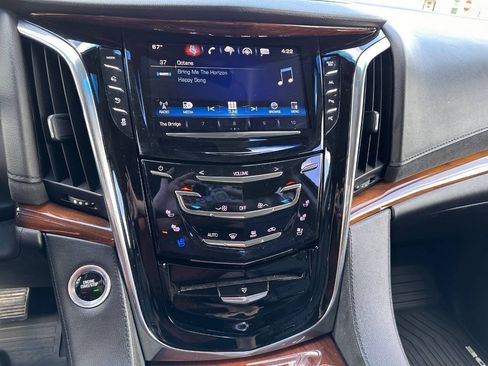 Used 2017 Cadillac Escalade Luxury AWD/4WD image 19