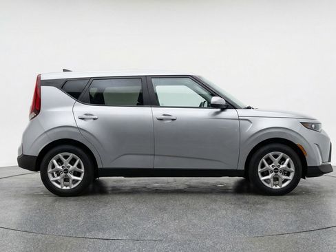 Used 2025 Kia Soul LX w/ LX Technology Package FWD image 11