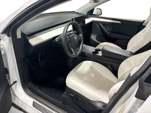 Certified 2023 Tesla Model Y AWD image 9