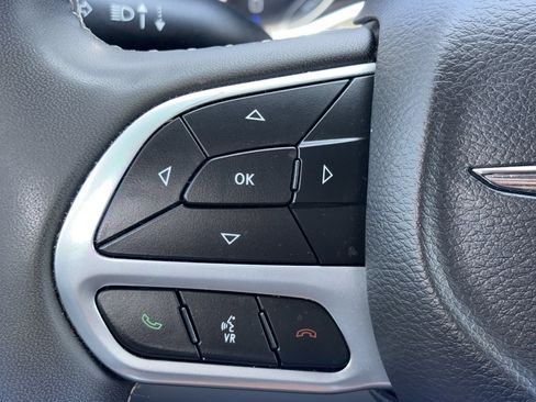Used 2024 Chrysler Pacifica Touring-L FWD image 11