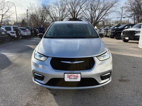 Certified 2024 Chrysler Pacifica Touring-L image 3