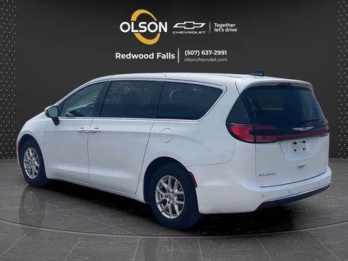 Used 2023 Chrysler Pacifica Touring-L FWD image 3