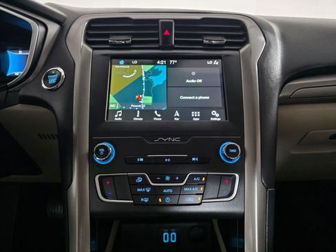 Used 2019 Ford Fusion SE FWD image 24