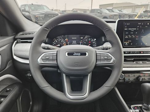 New 2026 Jeep Compass Latitude image 18