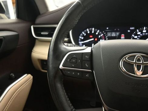 Used 2021 Toyota Highlander XLE FWD image 17