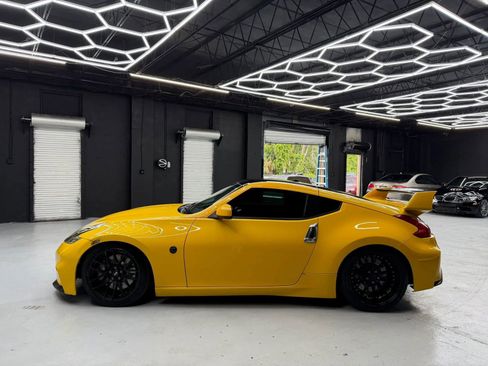 Used 2009 Nissan 370Z Touring w/ Sport Pkg RWD image 7