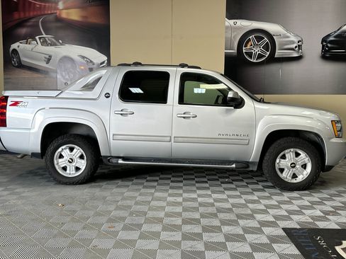 Used 2013 Chevrolet Avalanche LT w/ Suspension Package, Off-Road AWD/4WD image 3