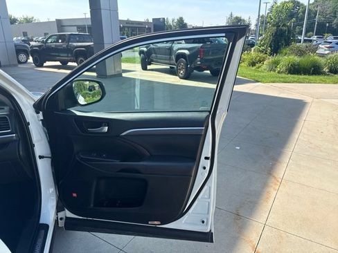 Used 2019 Toyota Highlander Limited Platinum AWD/4WD image 34