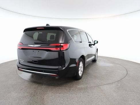 Used 2024 Chrysler Pacifica Touring-L image 16