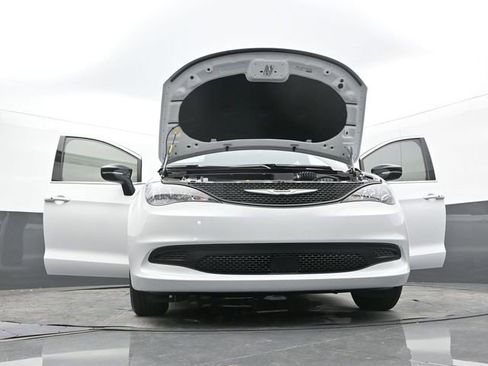 Used 2025 Chrysler Voyager LX FWD image 65