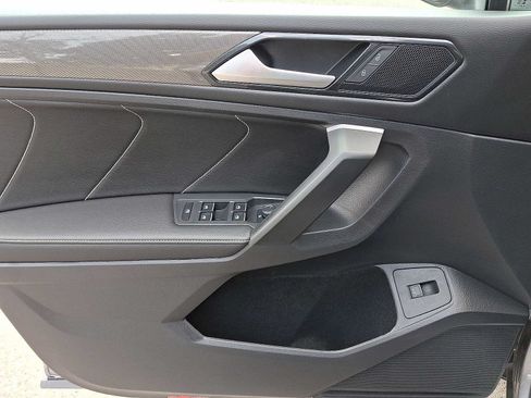 Used 2024 Volkswagen Tiguan SE w/ Panoramic Sunroof Package AWD/4WD image 13