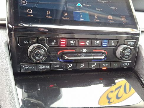 Used 2023 Jeep Grand Cherokee Limited w/ Luxury Tech Group II image 16