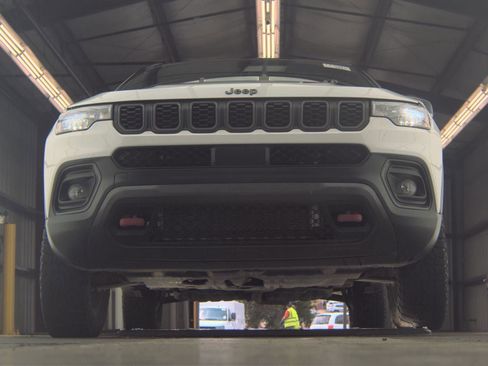 Used 2025 Jeep Compass Trailhawk AWD/4WD image 7