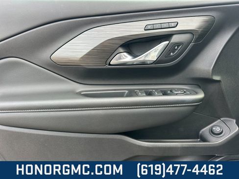 Used 2024 GMC Terrain SLT image 11