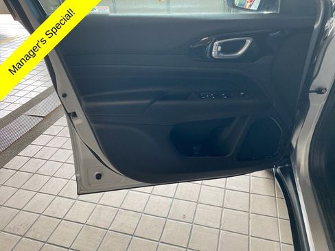 Used 2025 Jeep Compass Trailhawk AWD/4WD image 9