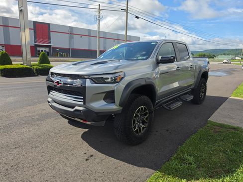 Used 2024 Chevrolet Colorado ZR2 w/ Technology Package AWD/4WD image 8