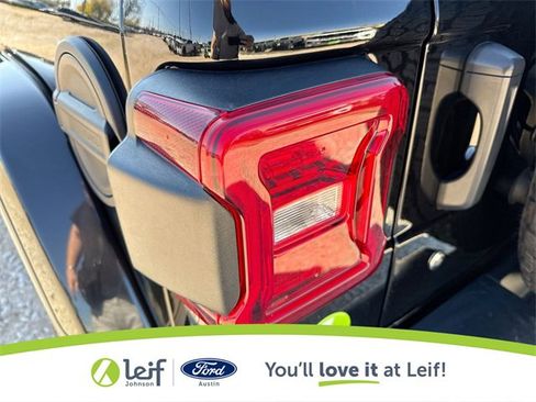 Used 2018 Jeep Wrangler Unlimited Sahara image 38