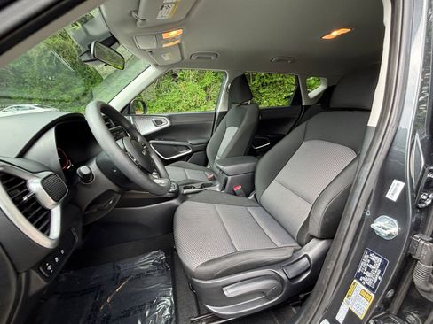 Used 2025 Kia Soul LX w/ LX Technology Package FWD image 35