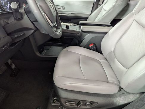 Used 2025 Toyota Sienna XLE FWD image 21