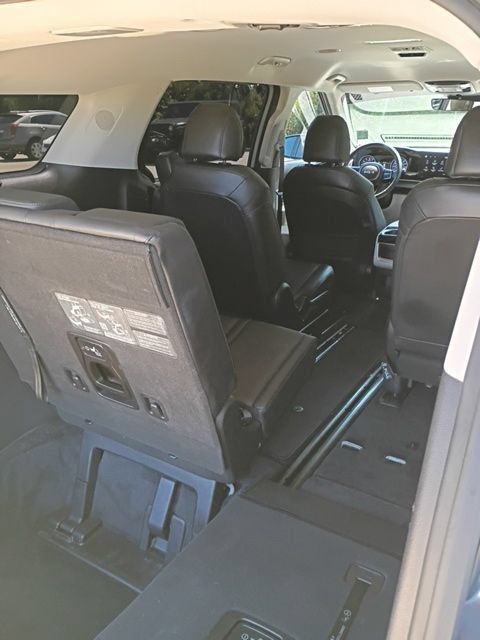 Used 2024 Kia Carnival EX FWD image 31