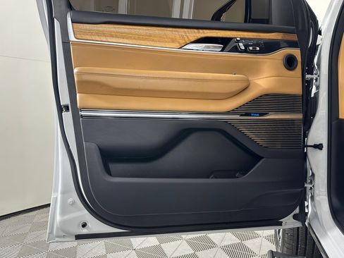 Used 2022 Jeep Grand Wagoneer Series III image 22