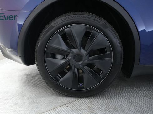 Used 2024 Tesla Model Y 2WD image 22