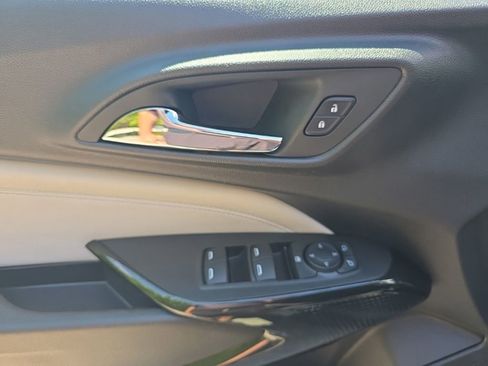 Used 2025 Chevrolet Trax LT FWD image 19