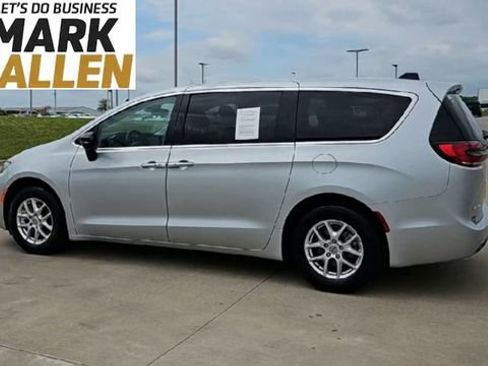 Used 2024 Chrysler Pacifica Touring-L FWD image 6