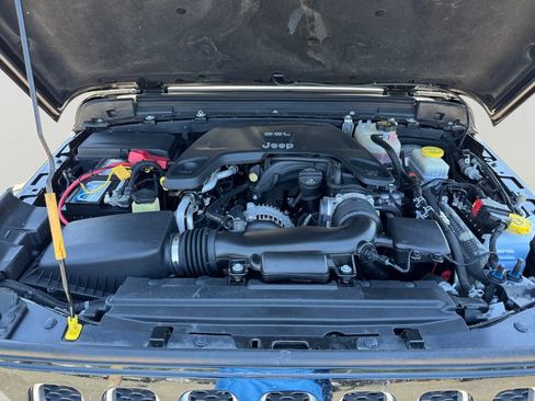 Used 2018 Jeep Wrangler Unlimited Sahara image 9