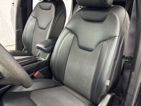 Used 2024 Jeep Compass Latitude w/ Sun and Sound Group AWD/4WD image 9