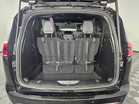 Used 2025 Chrysler Pacifica Select image 15