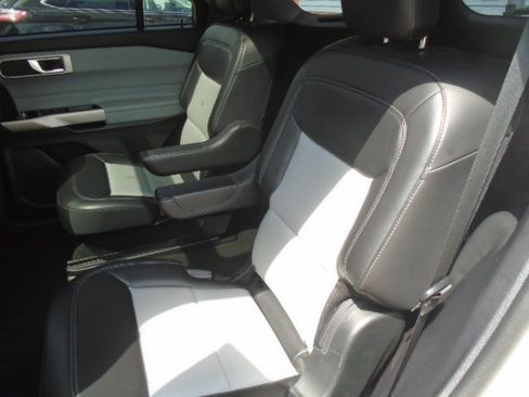 Used 2023 Ford Explorer XLT w/ Equipment Group 202A AWD/4WD image 3