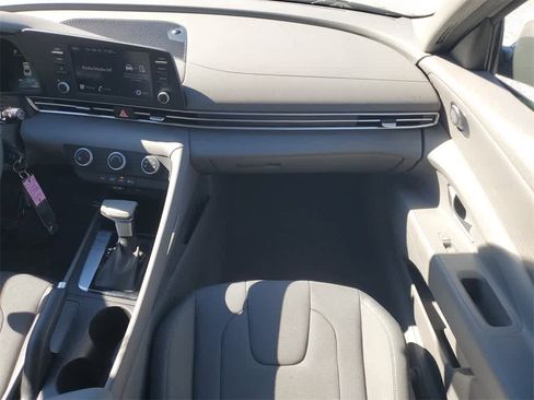 Used 2023 Hyundai Elantra SE image 12