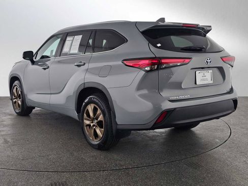 Used 2022 Toyota Highlander Bronze Edition image 5