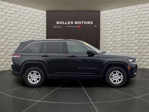 Used 2023 Jeep Grand Cherokee Laredo w/ Luxury Tech Group I image 3