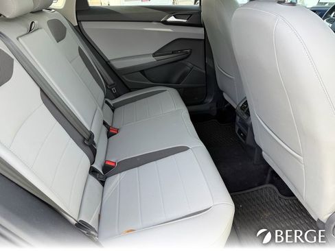 Used 2023 Volkswagen Taos SE w/ Panoramic Sunroof Package image 17