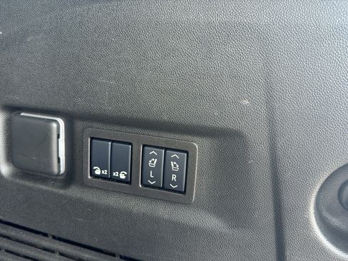 Used 2025 GMC Yukon XL Denali AWD/4WD image 20