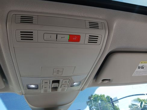 Certified 2025 Volkswagen Taos SE FWD image 18