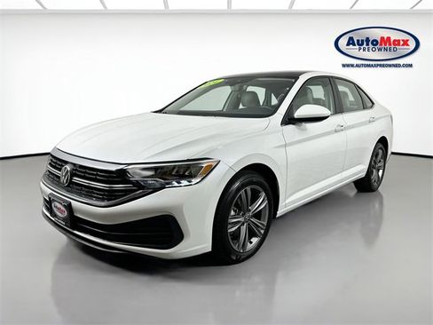 Used 2024 Volkswagen Jetta SE w/ Panoramic Sunroof Package image 5