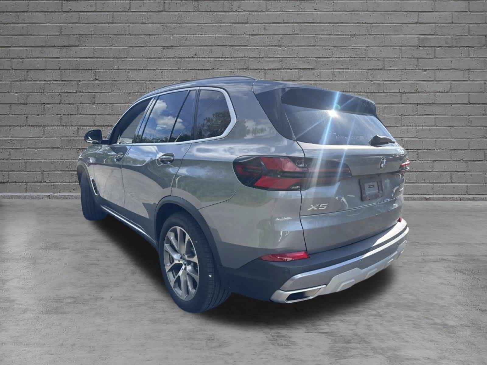 Used 2024 BMW X5 xDrive40i w/ Premium Package AWD/4WD image 3