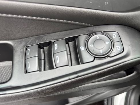 Used 2023 Chevrolet Traverse LT FWD image 18
