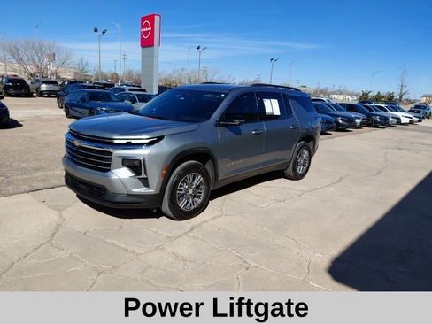 Used 2025 Chevrolet Traverse LT w/ Enhanced Driving Package image 9