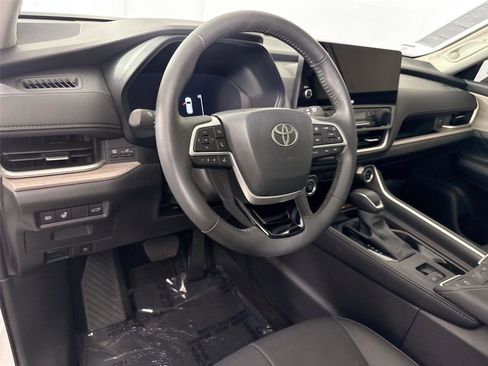 Used 2025 Toyota Grand Highlander FWD image 4